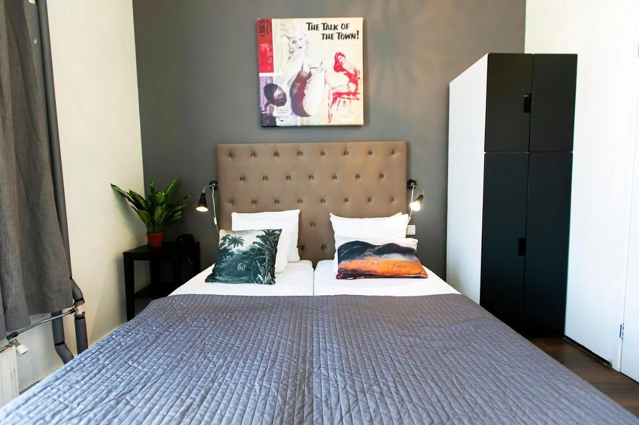 **  Quentin England Hotel Amsterdam Holland